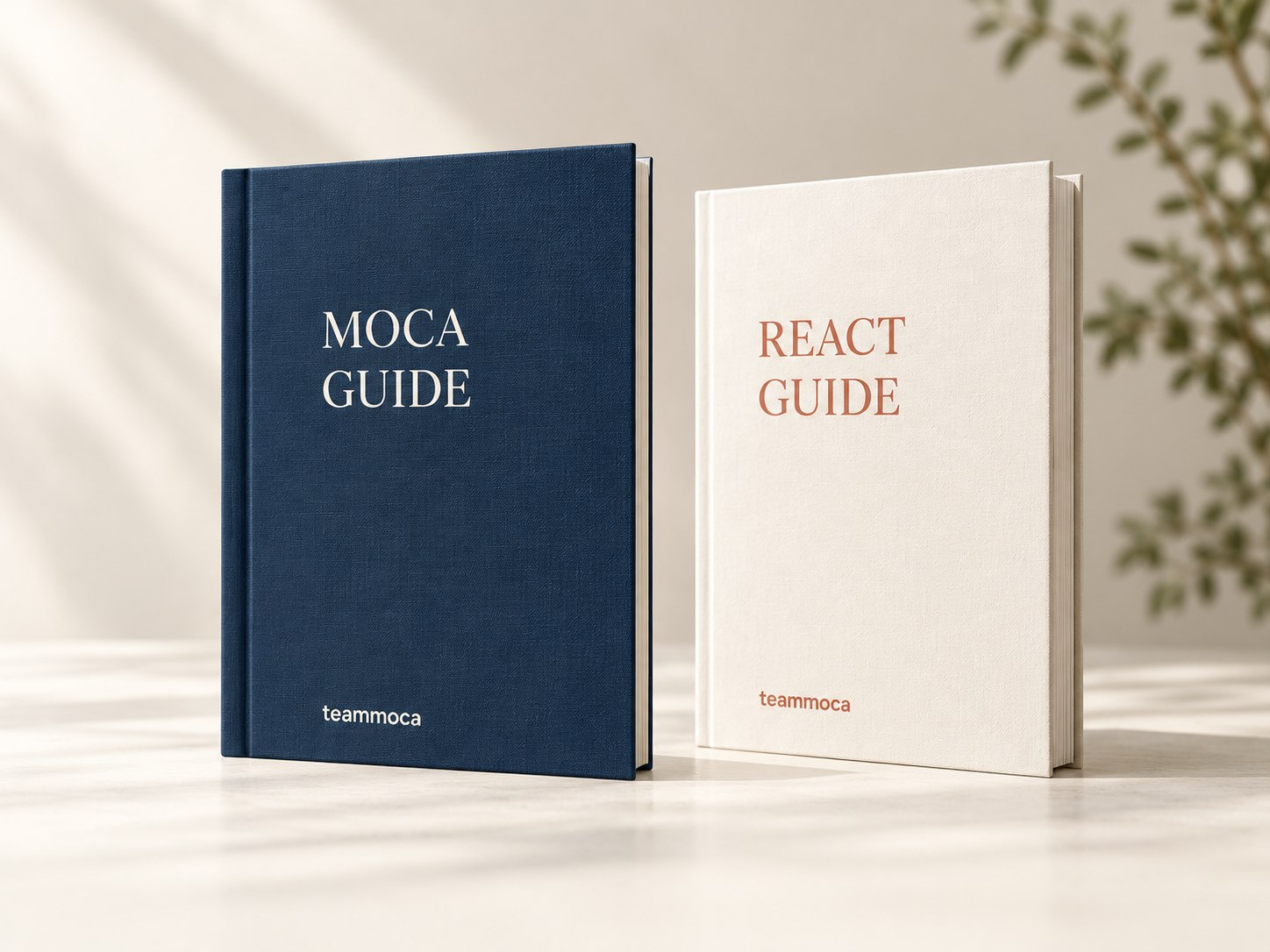 남색 MOCA GUIDE와 아이보리 REACT GUIDE 책